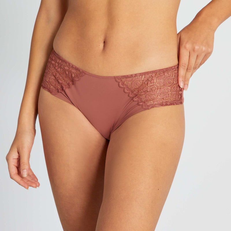 Shorty micro et dentelle