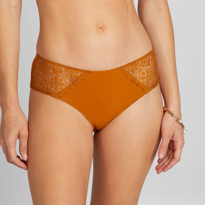 Shorty micro et dentelle